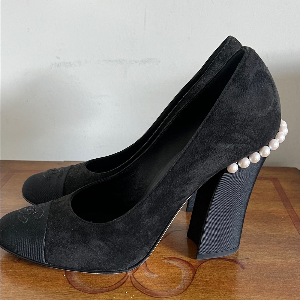 CHANEL Black Suede and Leather Cap-Toe Pumps - Picture 4 of 9